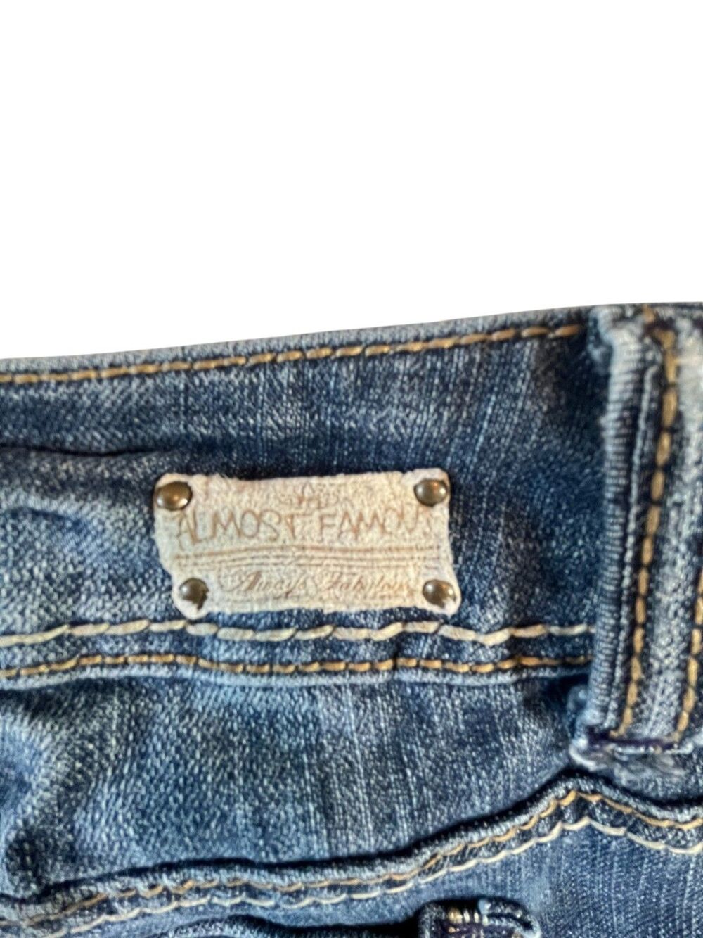 Almost Famous Jeans Women 9 Mid Rise Distressed Stretch Always Fabulous (W32 L31 - Picture 16 of 16